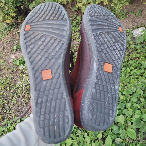 BATA European Suede soft booties with faux fur trim in red size 8 - Picture 9 of 13